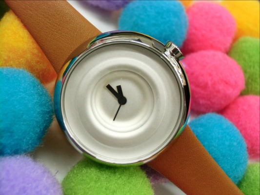 【TACS】数字や目盛りも一切なくしたミニマルデザイン