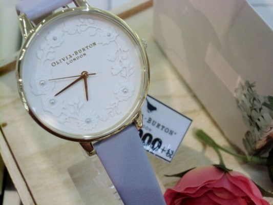 【OLIVIA BURTON】お花のレリーフが新しい♪