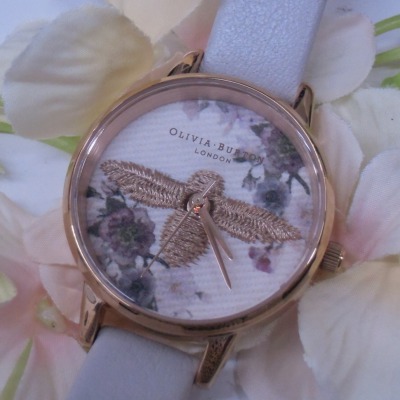 【OLIVIA BURTON】蜂の刺繍が時計に!