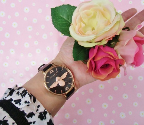 【OLIVIA BURTON】シックにまとめたコーデに遊び心をプラス