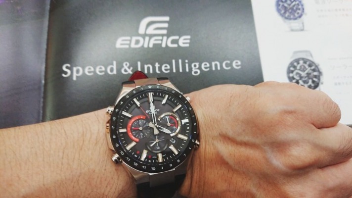 【EDIFICE】エディフィスらしいスポーティデザイン