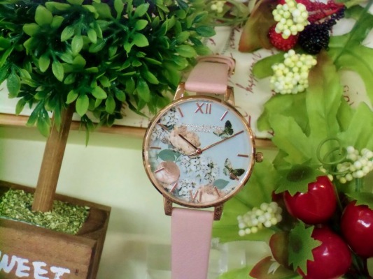 【OLIVIA BURTON】ダスティピンクのレザーストラップが映える